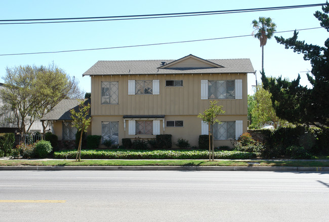 13950 Sherman Way in Van Nuys, CA - Building Photo - Building Photo