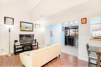 197 Lake St, Unit 15 in Weymouth, MA - Foto de edificio - Building Photo