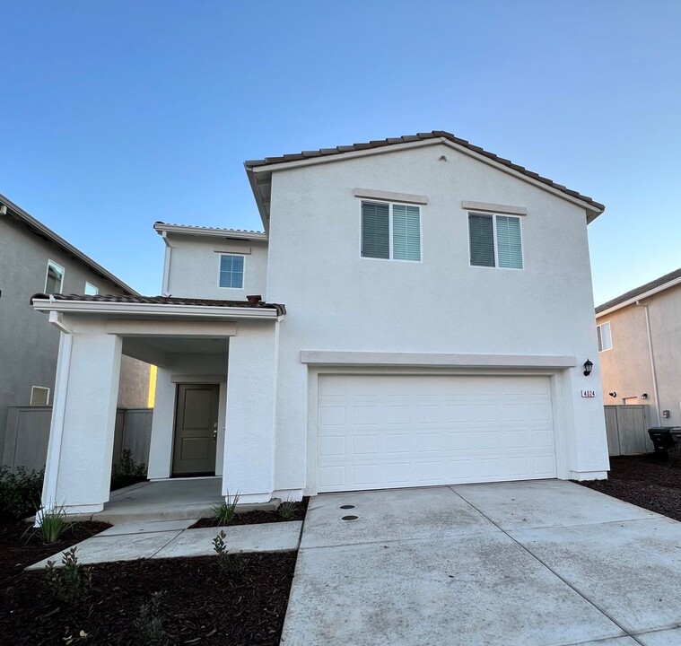 4024 Trailblazer Loop in Roseville, CA - Foto de edificio