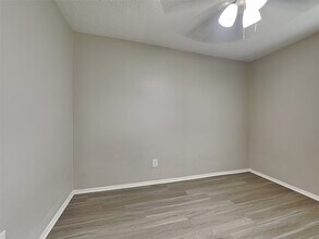 8615 Riverside Walk Ln in Houston, TX - Foto de edificio - Building Photo