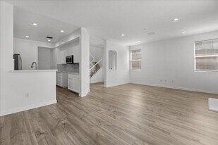 8537 Thunderbird Dr in Los Angeles, CA - Building Photo