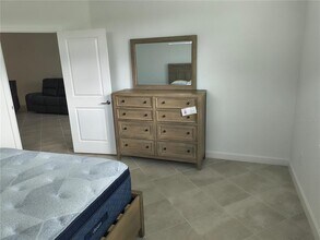 8225 Shr Lk Dr in Englewood, FL - Building Photo - Building Photo