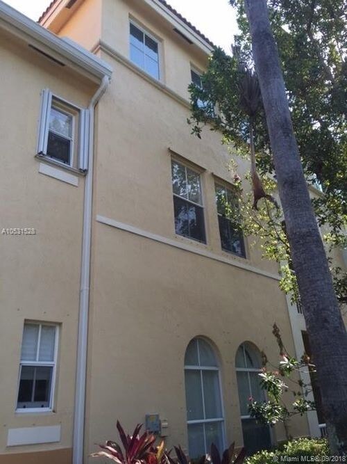 110 Jacaranda Country Club Dr-Unit -2B in Plantation, FL - Building Photo
