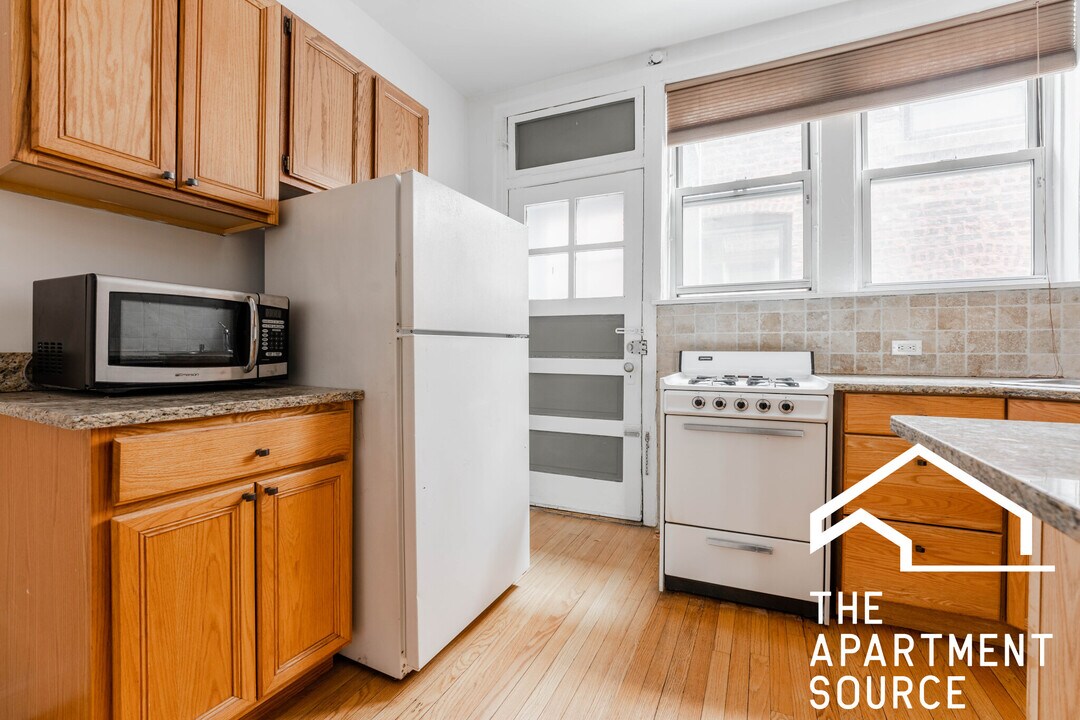 522 W Surf St in Chicago, IL - Building Photo