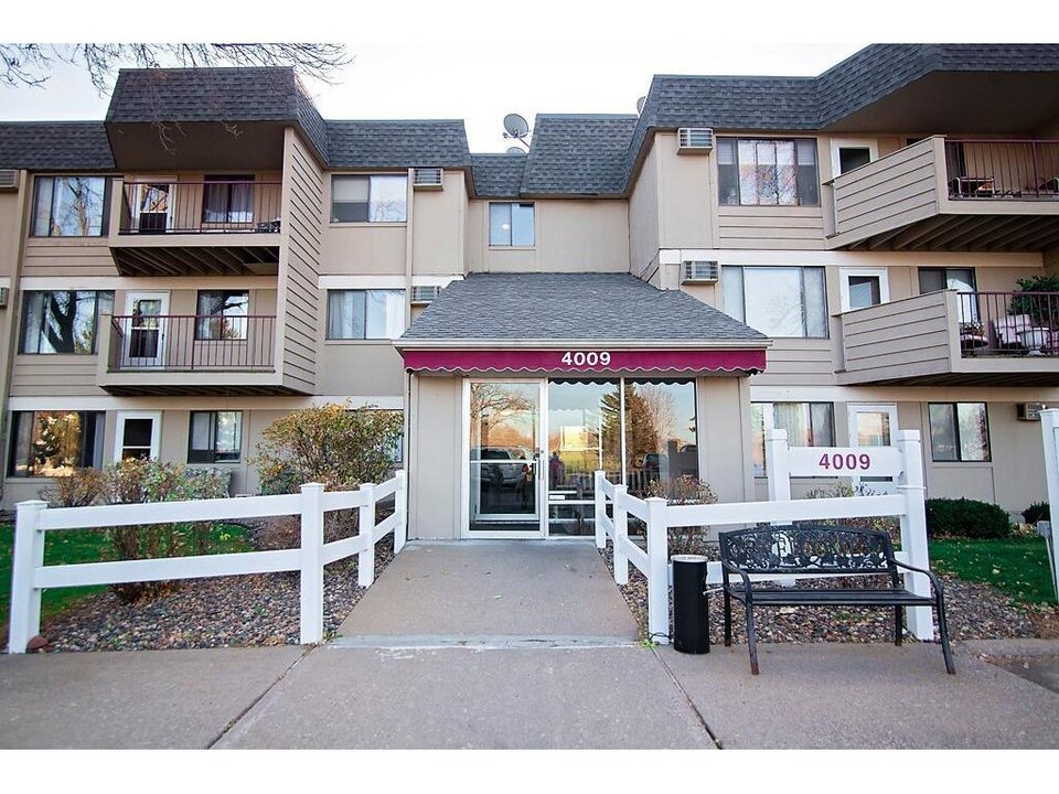 4009 Heritage Hills Dr-Unit -209 in Bloomington, MN - Foto de edificio