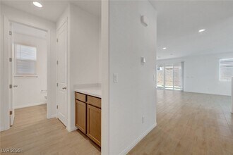 9885 Angel Valley Dr in Las Vegas, NV - Building Photo - Building Photo