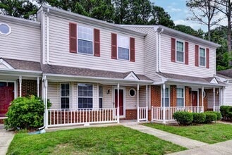404 Crescent Ct in Yorktown, VA - Building Photo - Building Photo