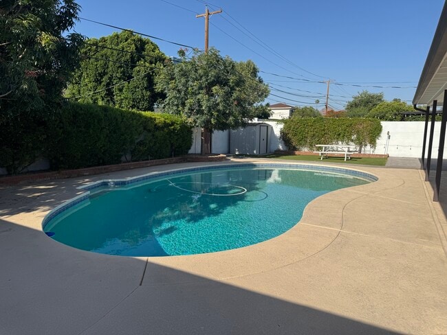 property at 2452 E Elm St