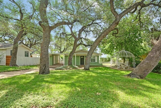 property at 3103 S Oak Dr