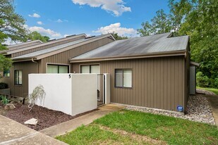 5 Wellesley Pl in Chapel Hill, NC - Building Photo