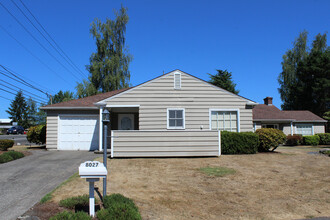 8025-8027 SW Northvale Wy in Portland, OR - Foto de edificio - Building Photo