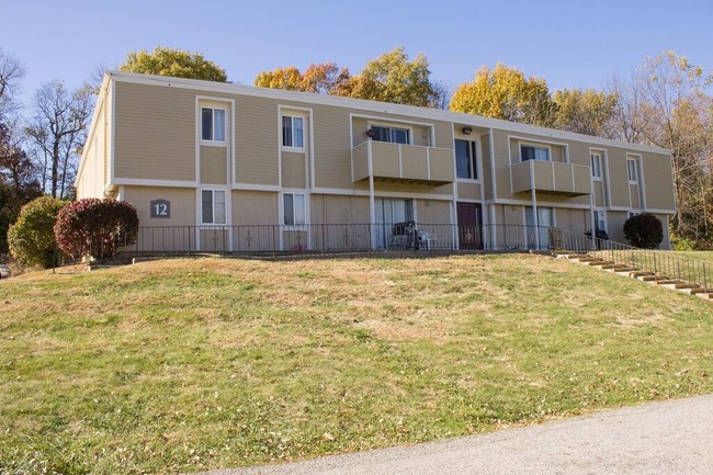 Gene Field Apartments in St. Joseph, MO - Foto de edificio - Building Photo