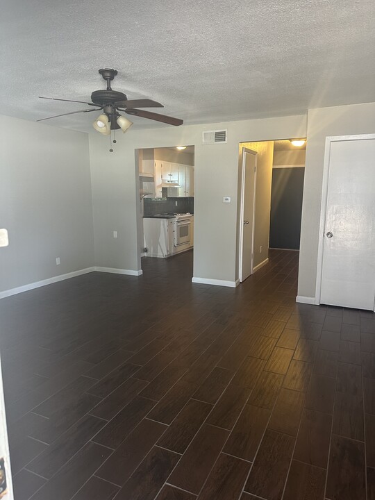 608 S Broadway St in Joshua, TX - Foto de edificio