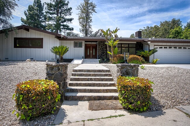 4615 Arriba Dr in Tarzana, CA - Foto de edificio - Building Photo