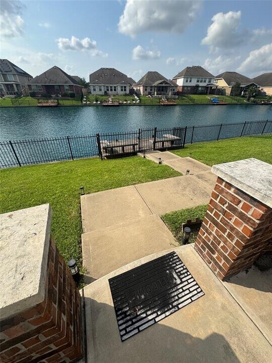 2719 Lake Villa Dr in Missouri City, TX - Building Photo
