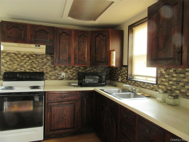 24 Cromwell Hill Rd in Monroe, NY - Foto de edificio - Building Photo