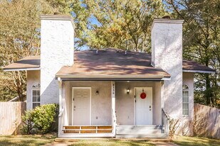 8536 Pineland Dr in Jonesboro, GA - Building Photo