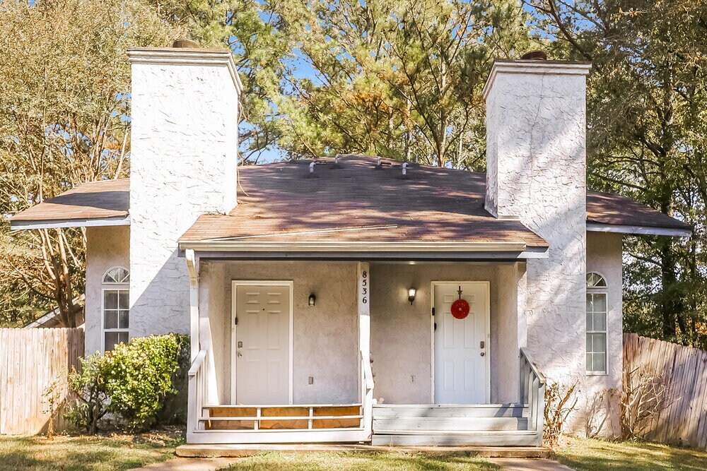 8536 Pineland Dr in Jonesboro, GA - Building Photo