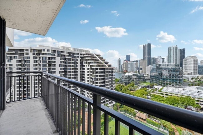540 Brickell Key Dr in Miami, FL - Building Photo - Building Photo