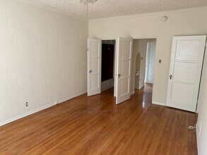 1071 S Orange Grove Ave in Los Angeles, CA - Building Photo - Building Photo