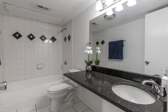 Amherst Oaks in Dallas, TX - Building Photo - Interior Photo