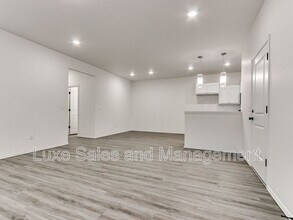 8024 NW 110th Dr in Oklahoma City, OK - Foto de edificio - Building Photo