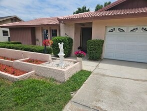 8040 Canterbury Cir in Seminole, FL - Building Photo - Building Photo