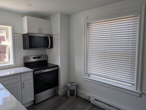 83 Nutt Rd, Unit 2 in Phoenixville, PA - Foto de edificio - Building Photo