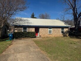 1723 W Washington St in Denison, TX - Building Photo
