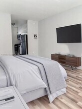 8000 NE Bayshore Ct in Miami, FL - Building Photo - Building Photo