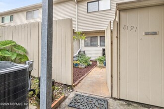 8191 Trafalgar Square in Jacksonville, FL - Building Photo - Building Photo