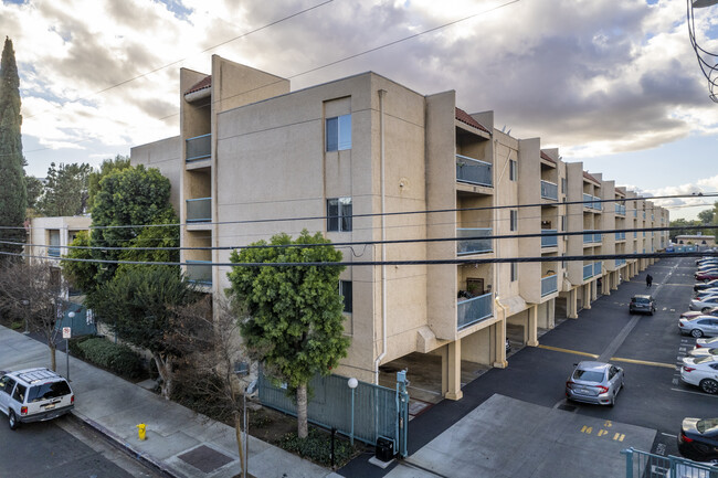 Villa Lorena in Tarzana, CA - Foto de edificio - Building Photo