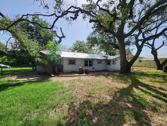 222 S Rice St in Lampasas, TX - Building Photo - Building Photo