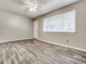 Town Lake North Apartments II in Dallas, TX - Building Photo - Interior Photo