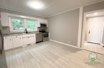 138 New Woodruff Rd in Greer, SC - Foto de edificio - Building Photo