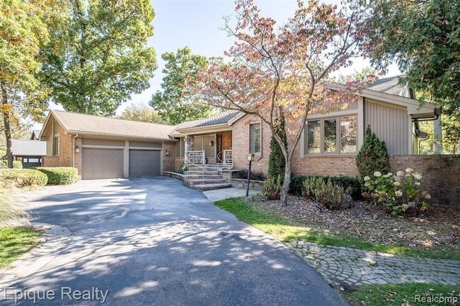 135 W Hickory Grove Rd in Bloomfield Hills, MI - Building Photo - Building Photo