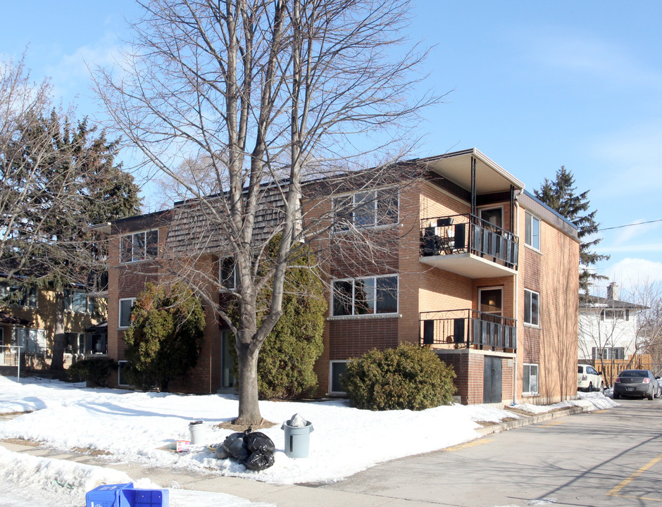 807 Robinson St in Burlington, ON - Building Photo