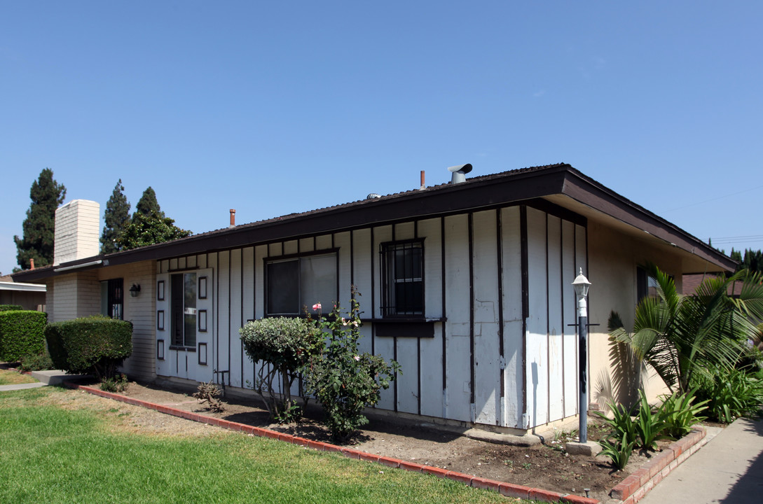 2009 E Almont Ave in Anaheim, CA - Building Photo