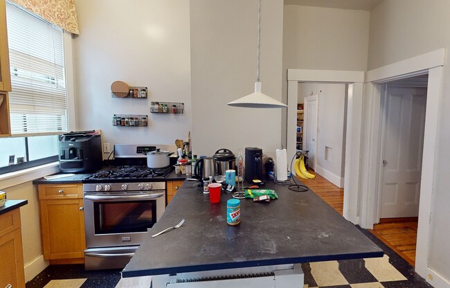 31 Athens St, Unit SF in Cambridge, MA - Foto de edificio - Building Photo
