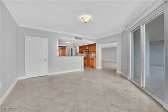 2777 Paradise Rd in Las Vegas, NV - Building Photo - Building Photo