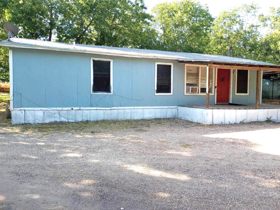 307 2nd St in Buckholts, TX - Building Photo