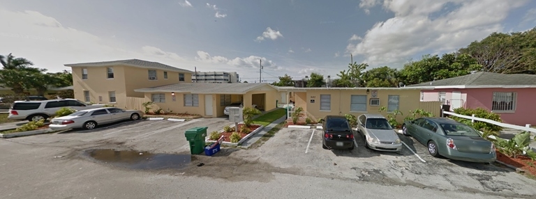 107-131 E 27th St in Riviera Beach, FL - Building Photo