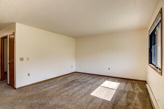 2820 Edgewood Dr, Unit 3 in Menomonie, WI - Foto de edificio - Building Photo