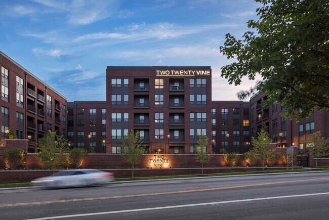 Two Twenty Vine in Columbus, OH - Foto de edificio - Building Photo