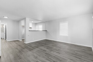 935-937 N Washington Pl, Unit 937-02 Apartments