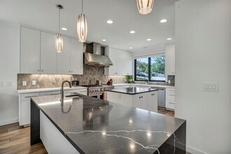 613 Terrell Hill Dr in Austin, TX - Building Photo - Building Photo