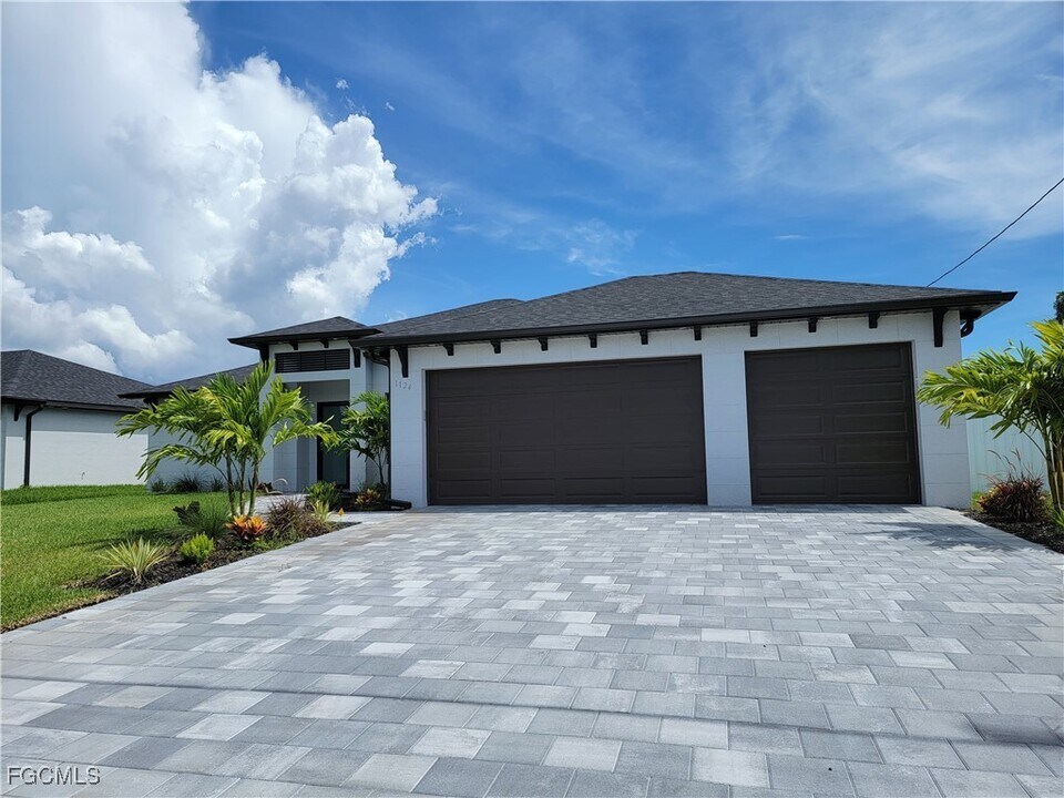 1124 SW 4th Ln in Cape Coral, FL - Building Photo