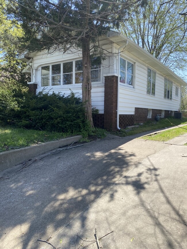 property at 817 W Walnut St