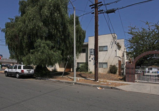 11151 Arminta St in Sun Valley, CA - Foto de edificio - Building Photo