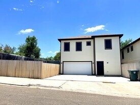 2302 E Elm St in Laredo, TX - Building Photo